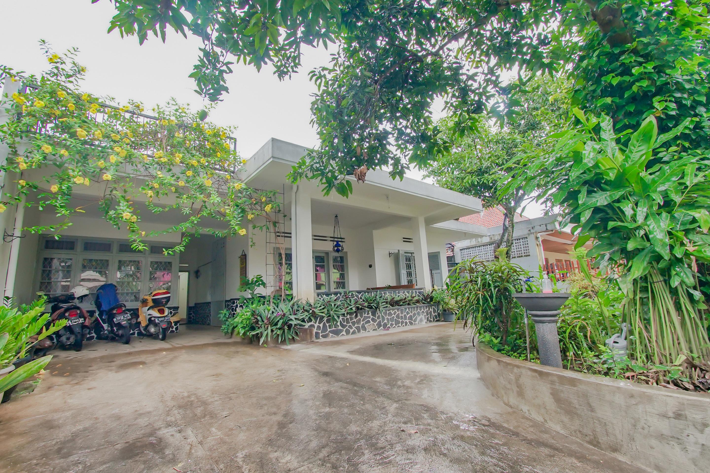 Oyo 3371 Omah Saras Family Hotel Malang Exterior foto